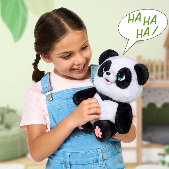 Meisje met gepofte vlechten in denim tuinbroek houdt panda knuffel vast. Tekstwolk: 'HA HA HA!'.