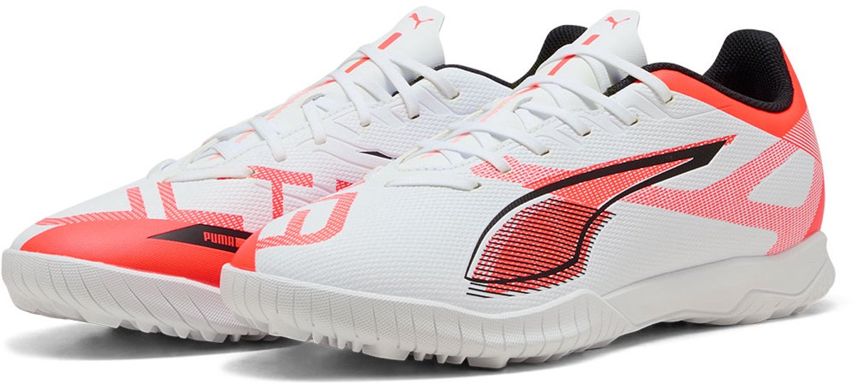 Lichtgewicht Puma Ultra 5 Play TT voetbalschoenen in wit met oranje accenten en synthetisch bovenwerk, maat EU 42.