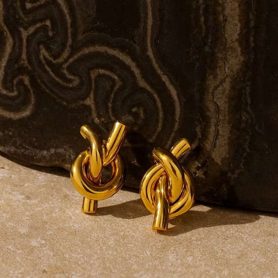 Clips d'oreilles Lundholm pour femmes – Acier inoxydable de Premium – Plaqué or 18 carats – Petites Boucles d'oreilles à nœud plat couleur or (0,6 x 1,2 cm) – Coffret cadeau de Luxe – Cadeau Perfect pour les femmes