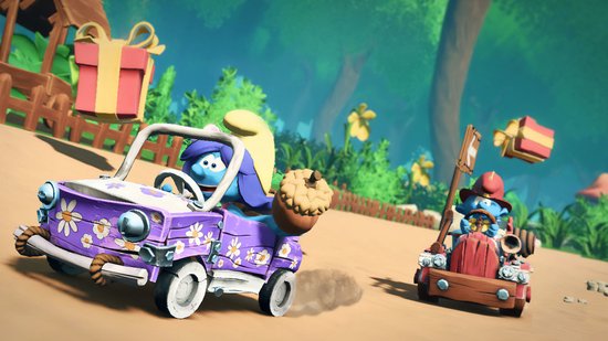 Een smurf met een paarse bloemenauto en een smurf in een rode raceauto racen langs een houten hek met cadeaus.