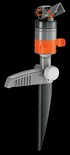 GARDENA turbinesproeier met oranje en grijze accenten, op een zwarte punt