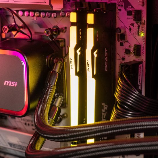 Twee DDR5 RAM-modules met gele LED-verlichting en een waterkoeler.