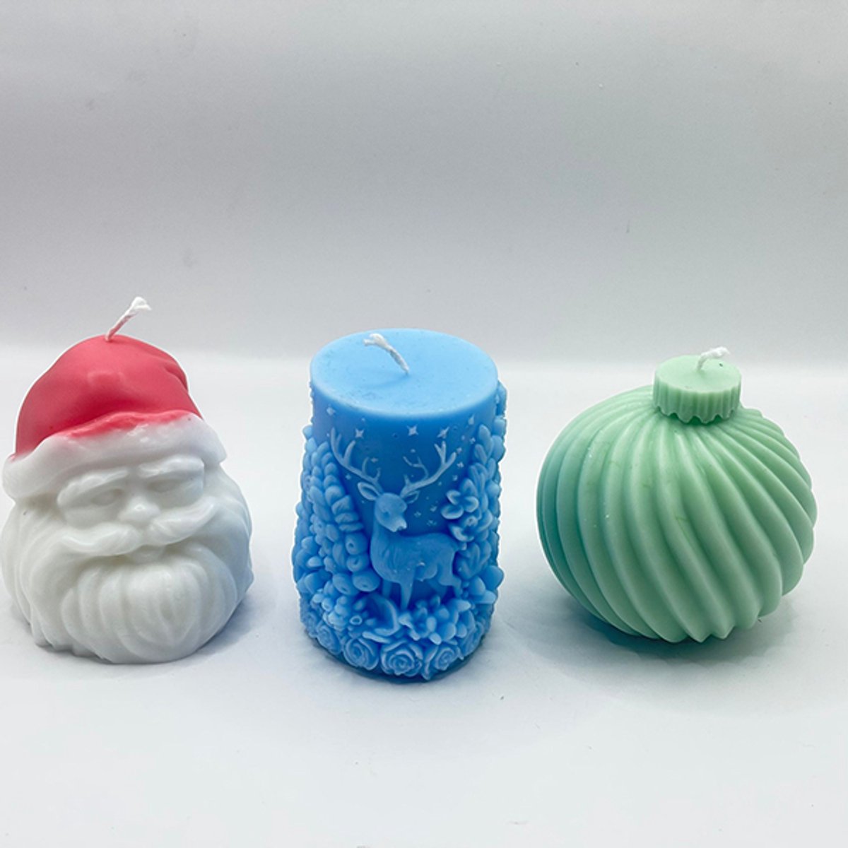 Kerst Geurkaarsen Set – 3 Handgemaakte Kaarsen in de Vorm van Kerstman, Rendier & Kerstbal – Natuurlijke Palmwax – Geuren van Karamel, Ceder & Dennen – Luxe Kerstcadeau of Decoratie