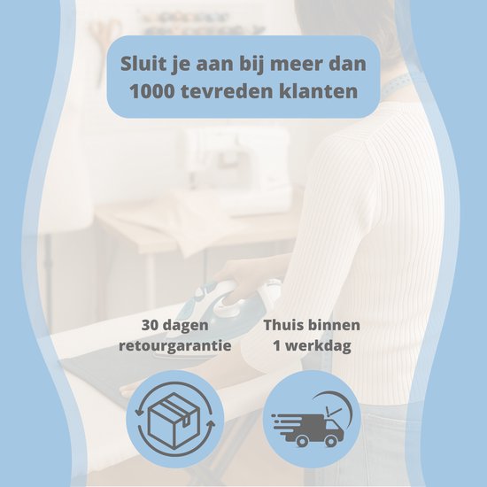 Vrouw strijkt een naad van een witte stof. Textielwerkplaats op achtergrond. Met icoontjes voor 30 dagen retour en thuisbezorging.