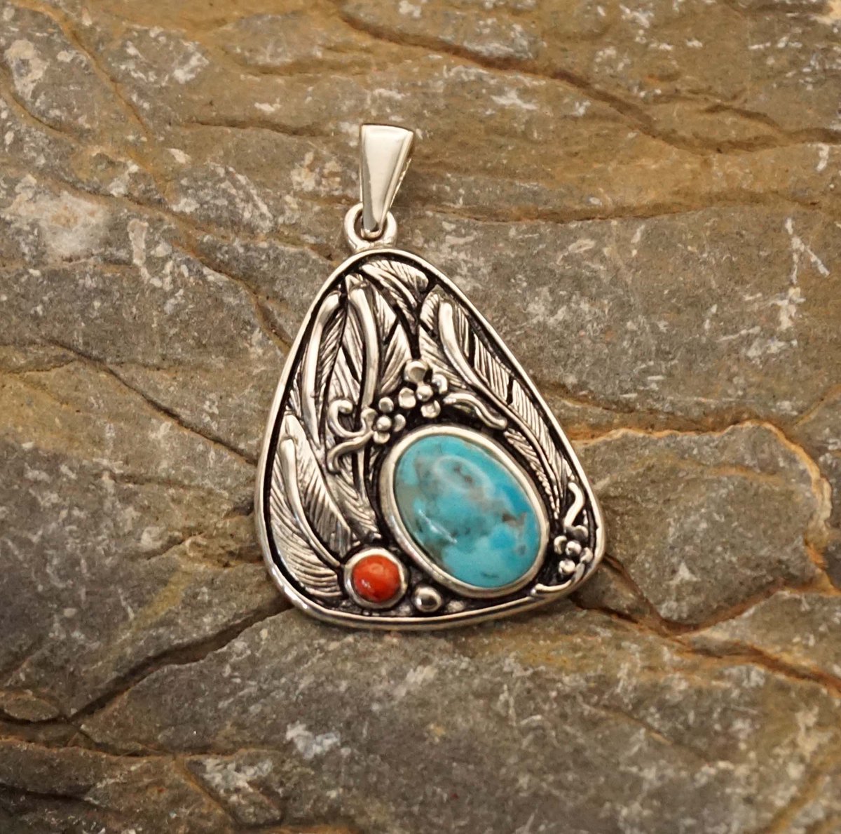 925 zilveren hanger met bladeren en turkoois + koraal stenen - zilveren hanger bladeren - 925 zilver hangertje blauw, rood stenen met bladeren - bedel zilver, turkoois en koraal steentjes - cadeau tip - mooie zilveren hanger