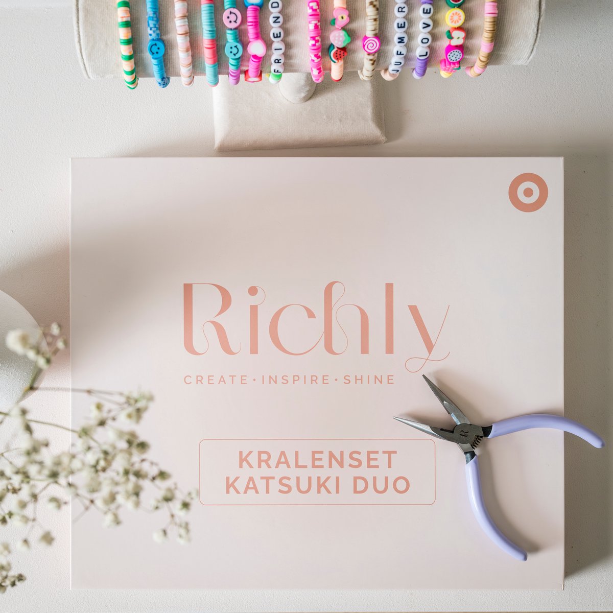 Richly® Katsuki Duo Kralen set - Armbandjes maken meisjes - gratis E-BOOK - Complete set & Premium Verpakking - 4500+ kralen - 8 Bedels & Gouden RVS-accessoires - Sieraden maken volwassenen - Letterkralen - Kralen ketting - Knutselen meisjes — afbeelding 10