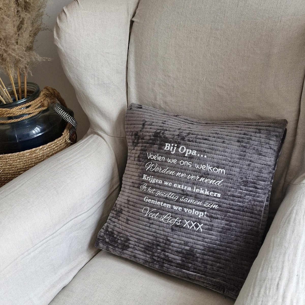 Maison Marcella Kussen Kussenhoes met bedrukt tekst cadeau Regels voor Bij Opa Thuis | grijs met opdruk wit | 40x40 cm | verjaardag man vaderdag feestdagen sinterklaas kerstmis hoera je wordt zwangerschapsaankondiging