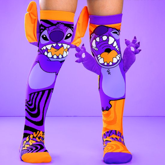 Paarse en oranje Stitch-sokken met 3D-oren en armen, versierd met 'WAH WAH' tekst op een abstracte achtergrond.