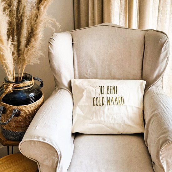 Kussen met tekst bedrukt cadeau | jij bent goud waard | wit met opdruk goud | 50x50cm | opa oma mama papa juf meester bedanken collega vriendin juffendag vaderdag moederdag verjaardag man vrouw sinterklaas kerstmis woonkamer