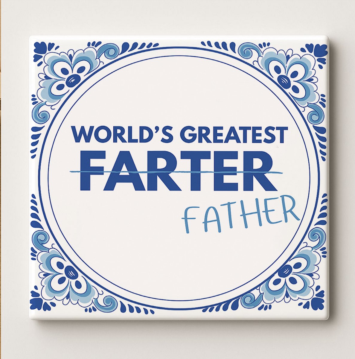 Grappig Vaderdag Tegeltje – “World’s Greatest Farter Father” Delfts Blauw Keramisch Wandte