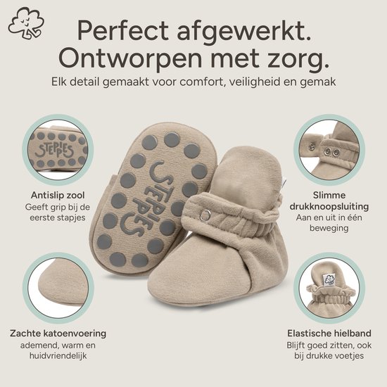 Gedetailleerde weergave van taupe babyslofjes: antislipzool, drukknoopsluiting, zachte voering, elastische hielband.
