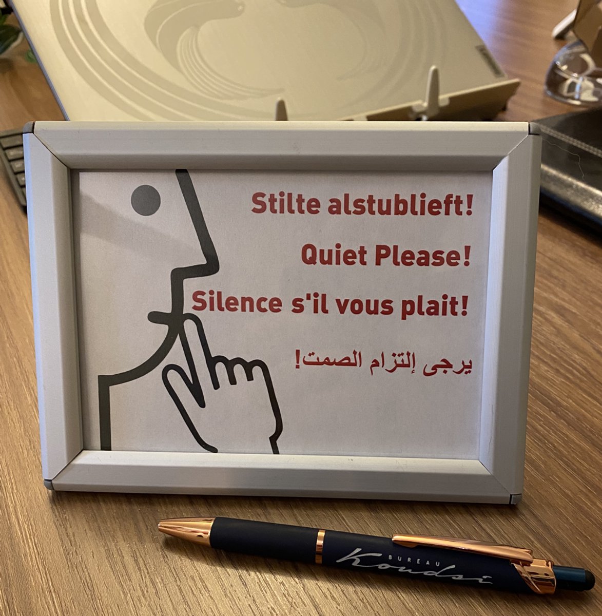 Multilingual stiltebordje , Stilte alstublieft !, Quiet Please ! Silence síl vous plait ! يرجى إلتزام الصمت