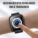 Een hand draagt een zwarte smartwatch met beschermhoes. Een vinger raakt het scherm aan. "Geen invloed op de gevoeligheid van je touchscreen" is leesbaar.
