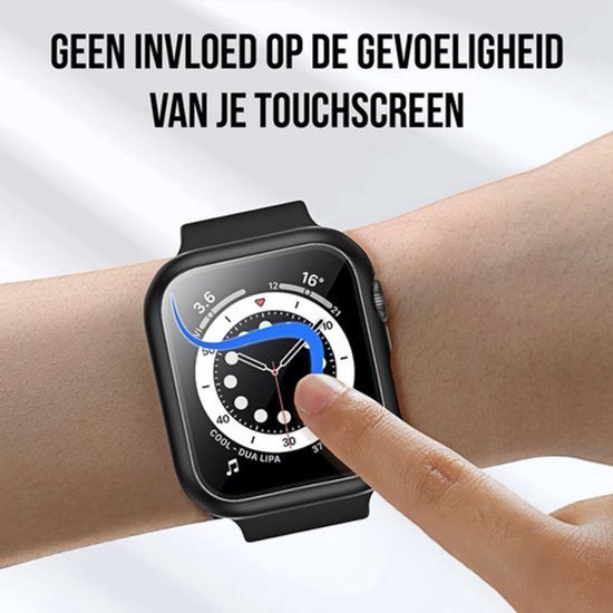 Een hand draagt een zwarte smartwatch met beschermhoes. Een vinger raakt het scherm aan. "Geen invloed op de gevoeligheid van je touchscreen" is leesbaar.