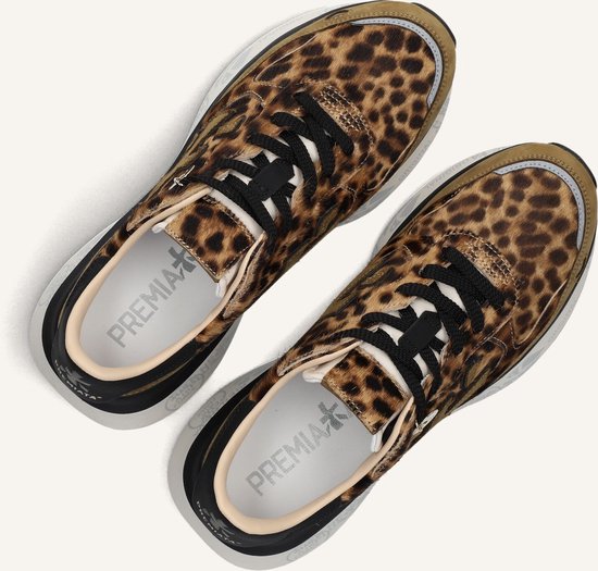 Paar bruine sneakers met panterprint ponyhaar en veter sluiting, bekeken van bovenaf.