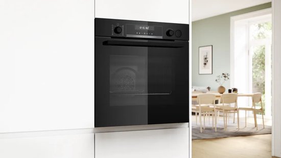 Moderne zwarte Bosch inbouwoven met digitale timer en glazen deur.