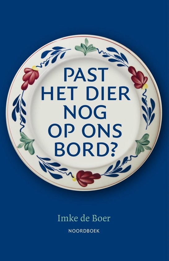Een Delftsblauwe schotel met de tekst 'PAST HET DIER NOG OP ONS BORD?' en 'Imke de Boer NOORDBOEK'.