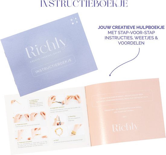 Een openstaand instructieboekje met stap-voor-stap illustraties voor het maken van sieraden.