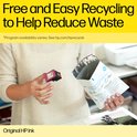 Vrouw houdt inktpatroon en recycling envelop vast. Tekst: Gratis en gemakkelijke recycling om afval te verminderen. Originele HP inkt.