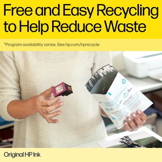 Vrouw houdt inktpatroon en recycling envelop vast. Tekst: Gratis en gemakkelijke recycling om afval te verminderen. Originele HP inkt.