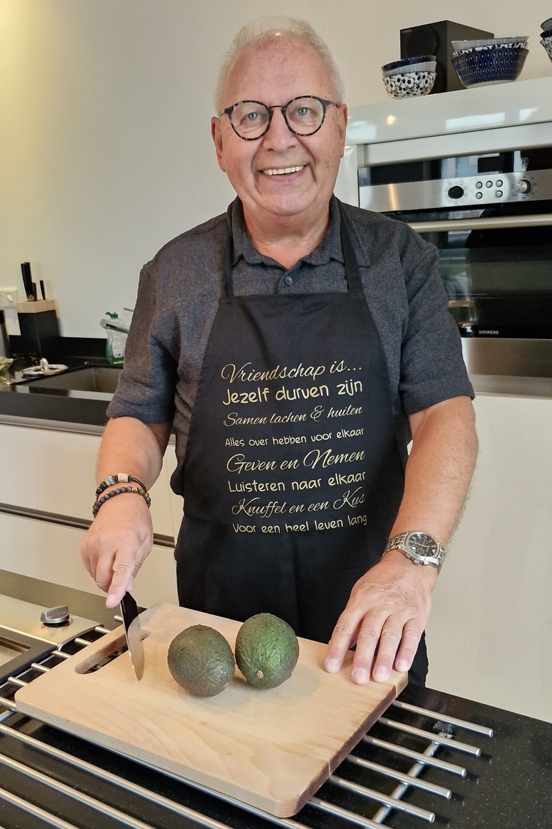 Keukenschort schort zwart met grappige tekst bedrukt cadeau vriend vriendin vrienden vriendschap opa mama papa opa en oma vrouwen dames mannen heren anders dan tekstbord verjaardag man vrouw verjaardagverjaardagscadeau
