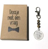 Sleutelhanger Wil je mijn peter worden? bruin| peter vragen | peter worden | strik