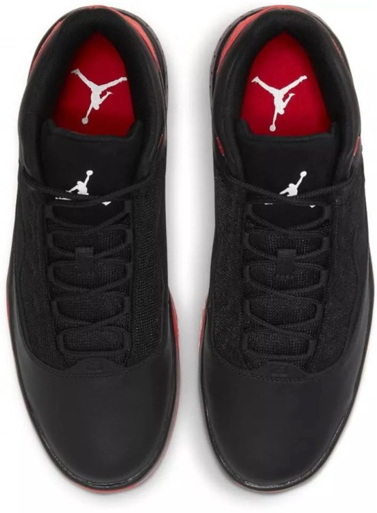 Zwarte Jordan sneakers met rode voering en een witte Jumpman-logo.