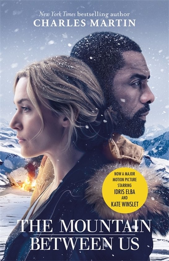 Boekomslag 'The Mountain Between Us' met acteurs Idris Elba en Kate Winslet in een winterse omgeving.