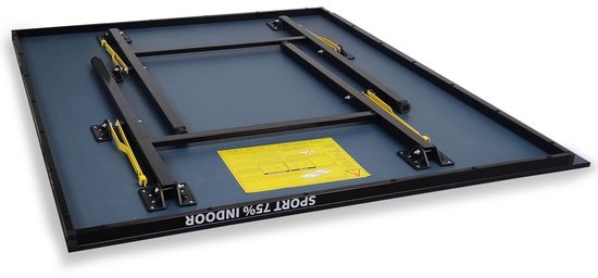 Onderkant van een opgevouwen zwarte tafeltennistafel met blauwe speelhelft en metalen frame.
