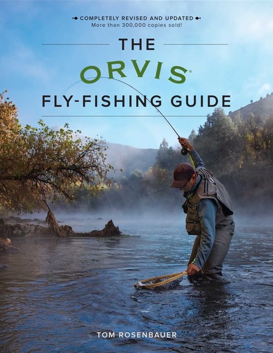 Een man in een visuitrusting vist in een rivier, met de titel 'The Orvis Fly-Fishing Guide'.