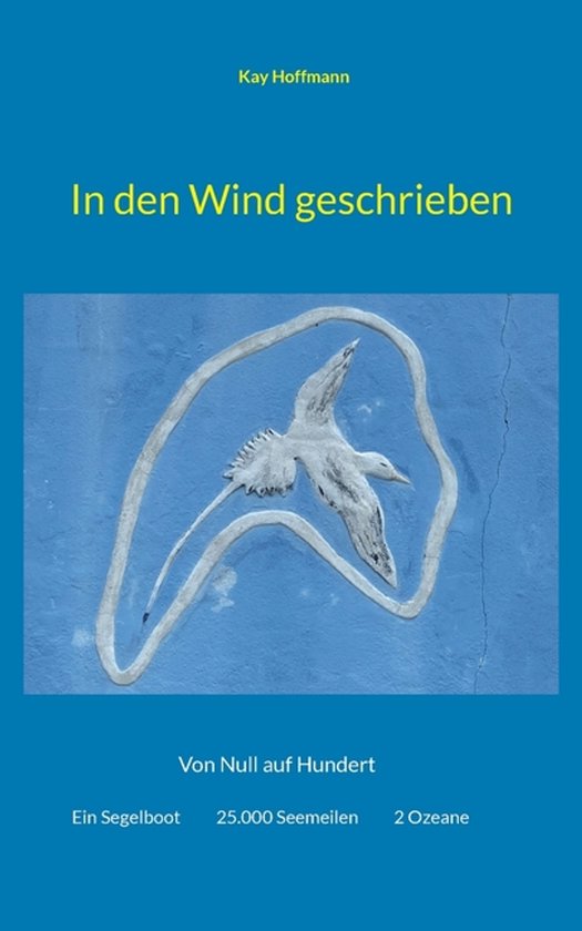 Boekcover met een gestileerde witte vogel in vlucht op een blauwe muur. De titel 'In den Wind geschrieben' is in gele letters.