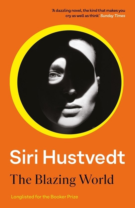 Boek 'The Blazing World' van Siri Hustvedt met een oranje cover. Een portret in zwart-wit in een gele cirkel.