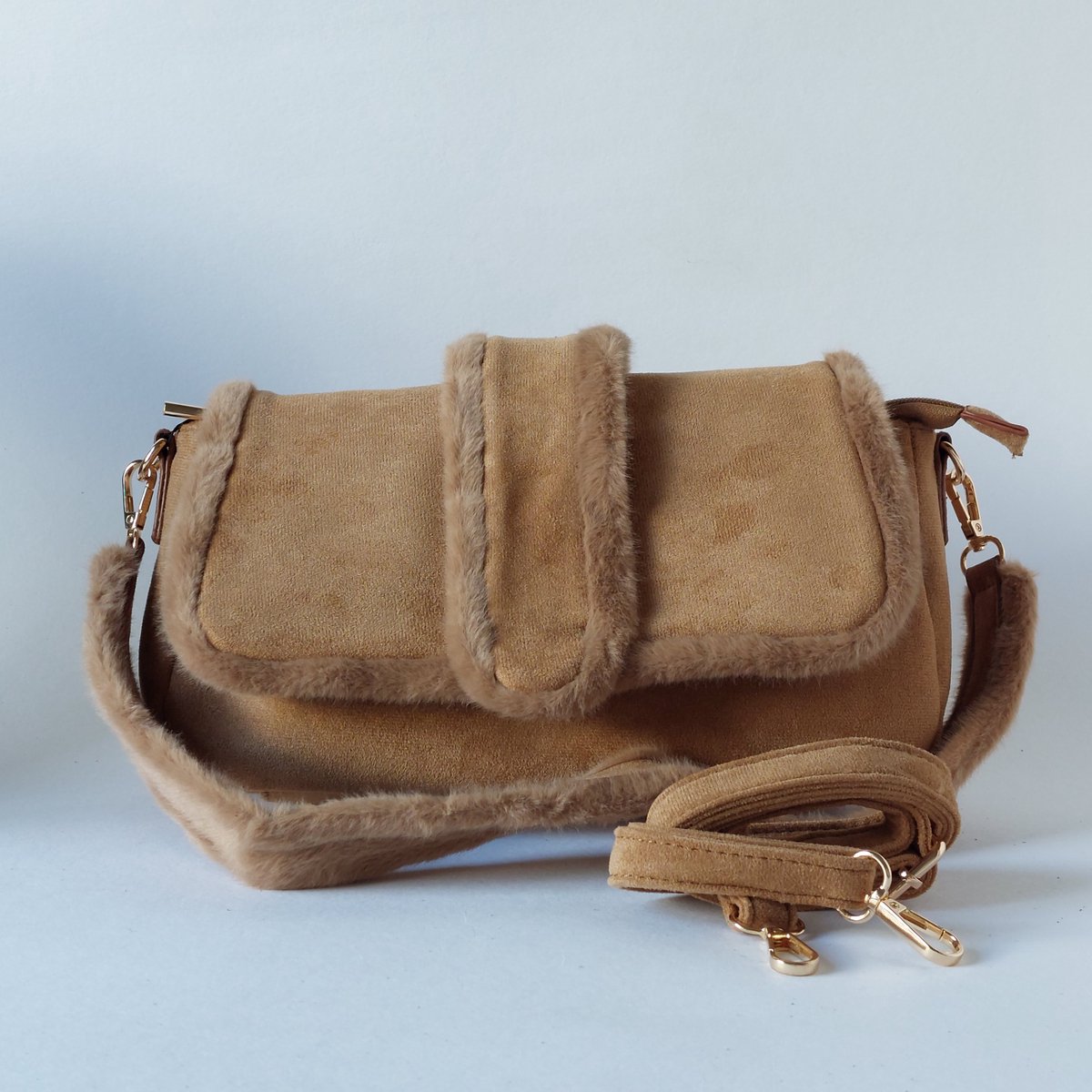 Khaki crossbody tas in suède look – met teddy afwerking – hip en praktisch – stijlvolle dames tas – soepel en lichtgewicht