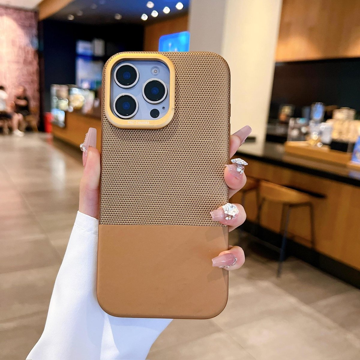 Hoesje iPhone 16 Pro – Luxe Tweedelige Leren Case in Beige & Goud – Beschermend & Stijlvol