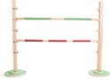 Houten hordenparcours met staanders, gemarkeerd met '20' tot '60'. Balken zijn groen-wit en rood-wit geblokt.