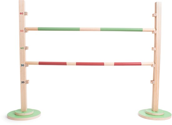 Houten hordenparcours met staanders, gemarkeerd met '20' tot '60'. Balken zijn groen-wit en rood-wit geblokt.