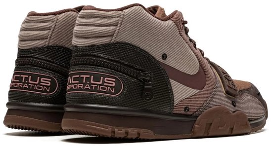 Achterkant van bruine Nike Air Trainer 1 SP Travis Scott sneakers met "CACTUS CORPORATION" opdruk.