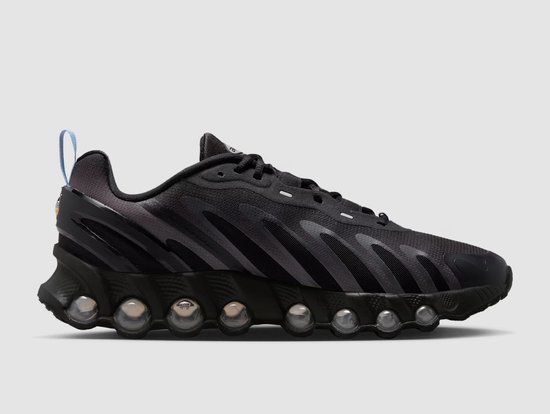 Zij aanzicht van zwarte Nike Air Max Dn herenschoenen met grijze strepen op de zijkant en Air Max zool.
