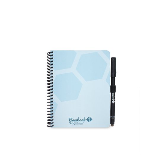 Carnet Bambook fermé avec une couverture bleu clair et un motif hexagonal. Un marqueur noir avec logo 'Bambook' est à côté.