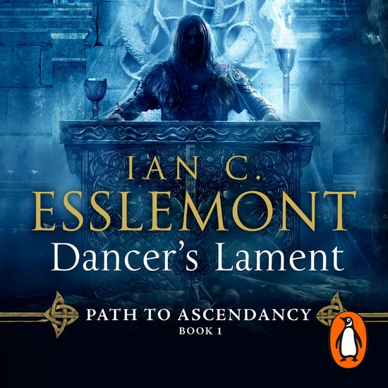 Boekomslag van Dancer's Lament, Book 1 Path to Ascendancy, met een man met lang haar en een bontkraag voor een stenen altaar met fakkelverlichting.
