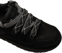 Close-up van de zwarte UGG sneaker met geveterde veters.