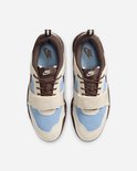 Bovenkant van bruine, beige en lichtblauwe sneakers met Nike logo op de tong.