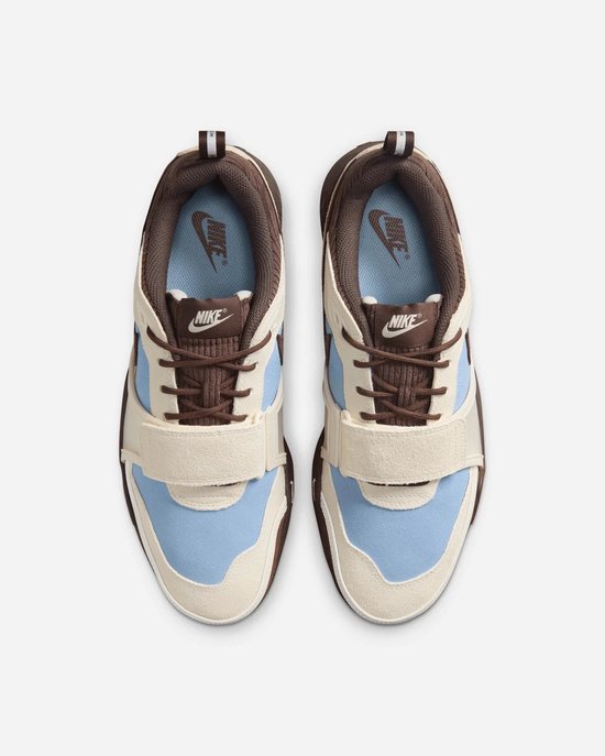 Bovenkant van bruine, beige en lichtblauwe sneakers met Nike logo op de tong.