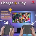 Twee personen spelen met Switch 2 Joy-Cons die verbonden zijn met de oplader, met een scherm met Mario Kart 8 Deluxe op de achtergrond.