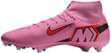 Roze middenhoge voetbalschoen met oranje swoosh, 'NIKESKIN' en 'M' logo.