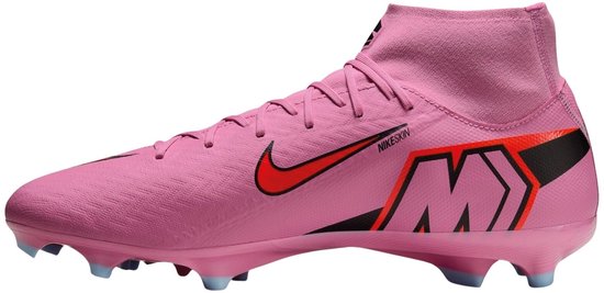 Roze middenhoge voetbalschoen met oranje swoosh, 'NIKESKIN' en 'M' logo.