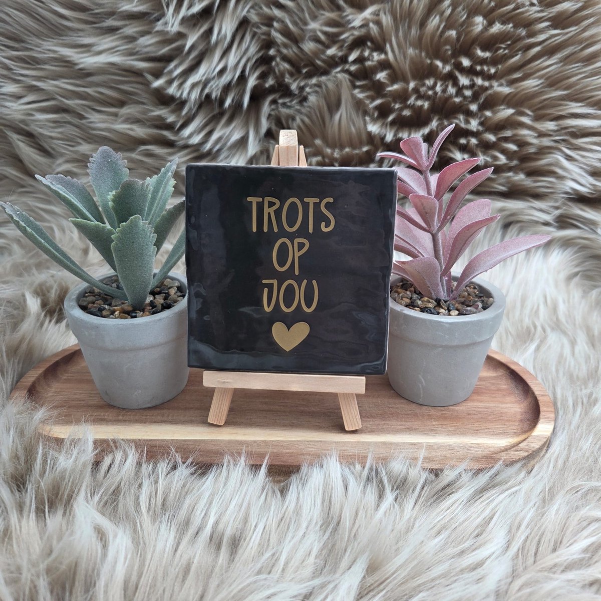 CreaCraft Robuust Wenstegeltje – Trots op jou – Hip trendy tegeltje – 10x10 cm – Wanddecoratie – Cadeau voor geslaagd, speciale gelegenheid of zomaar – Sfeervol en Persoonlijk – Trendy nu – Decoratief Tegeltje met Standaard – Cadeau Idee Zwart/Goud
