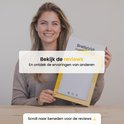 Lachende vrouw met de verpakking van de BrellaVio Daglichtlamp PRO.