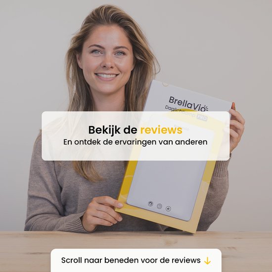 Lachende vrouw met de verpakking van de BrellaVio Daglichtlamp PRO.