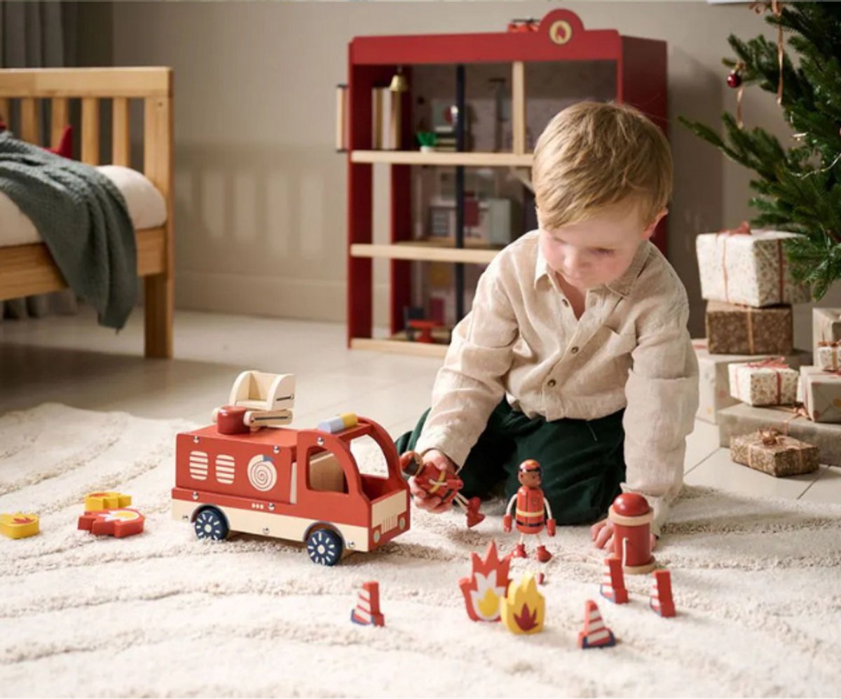 Petite Amélie Brandweerauto Pompier – Incl. 7 accessoires & 2 houten poppen – 360° draaibare kraan – Kofferbak met opbergruimte & klep — afbeelding 10